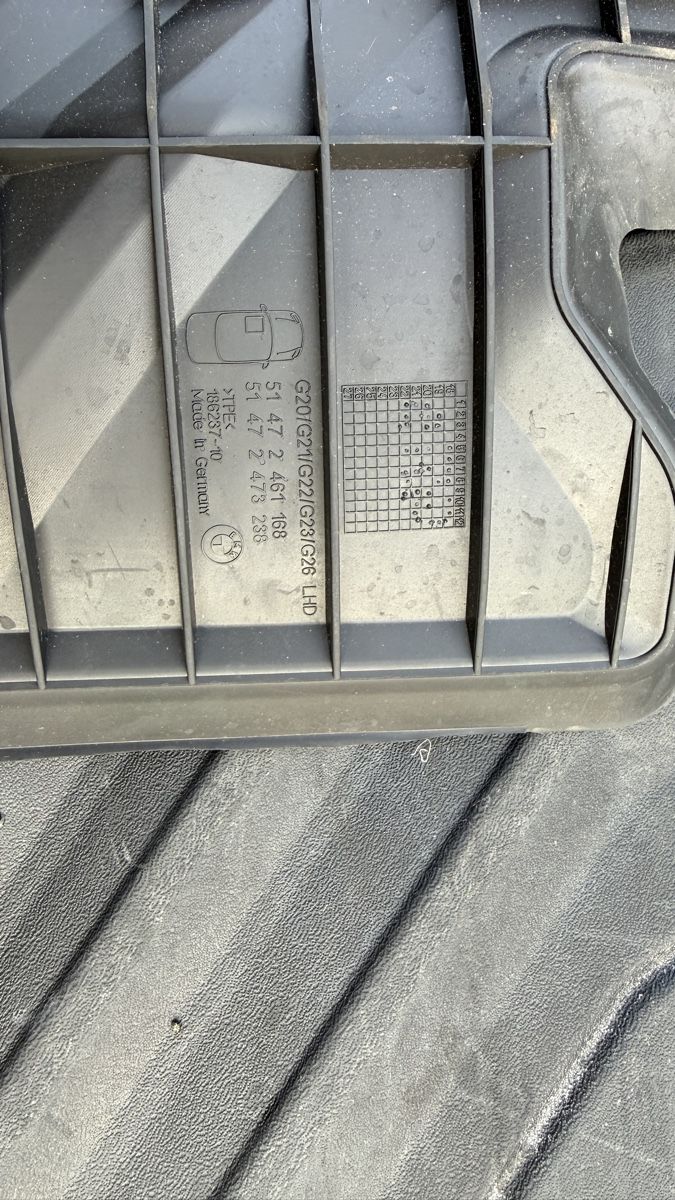 BMW Teppiche / Matten: Gepäckraumformmatte & Fussmatten BMW 320 – Gebraucht aus Tagelswangen von fla_9b7f 1