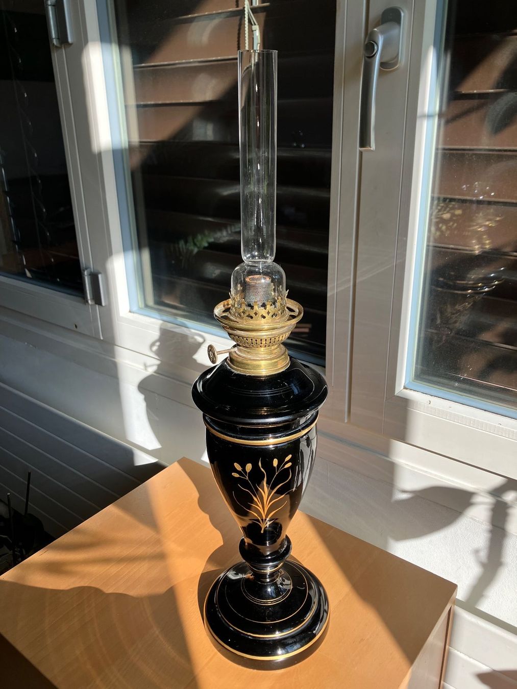 Lampes: Antike Petroleumlampe mit Emaillemalerei – D'occasion à Zürich par Chaya 2