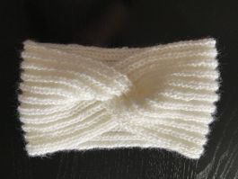 Stirnband mit Twist, handgestrickt. ❄️
