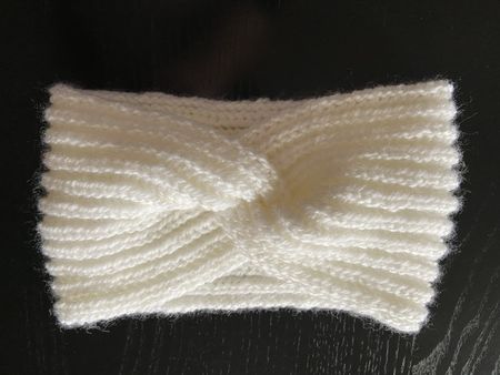 Stirnband mit Twist, handgestrickt. ❄️