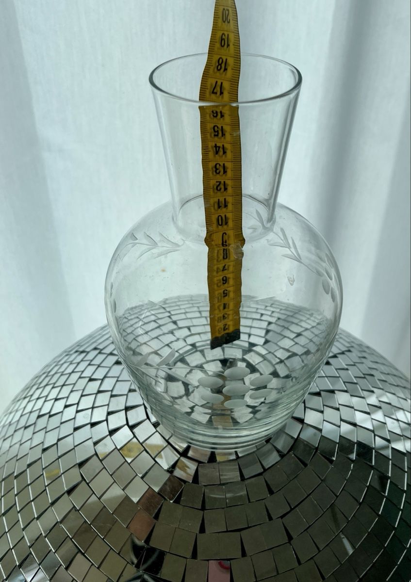 Caraffe: Antike Glaskaraffe, Glasvase mit Gravur, 19cm – Usato da St. Gallen venduto da reg_f8h8 1