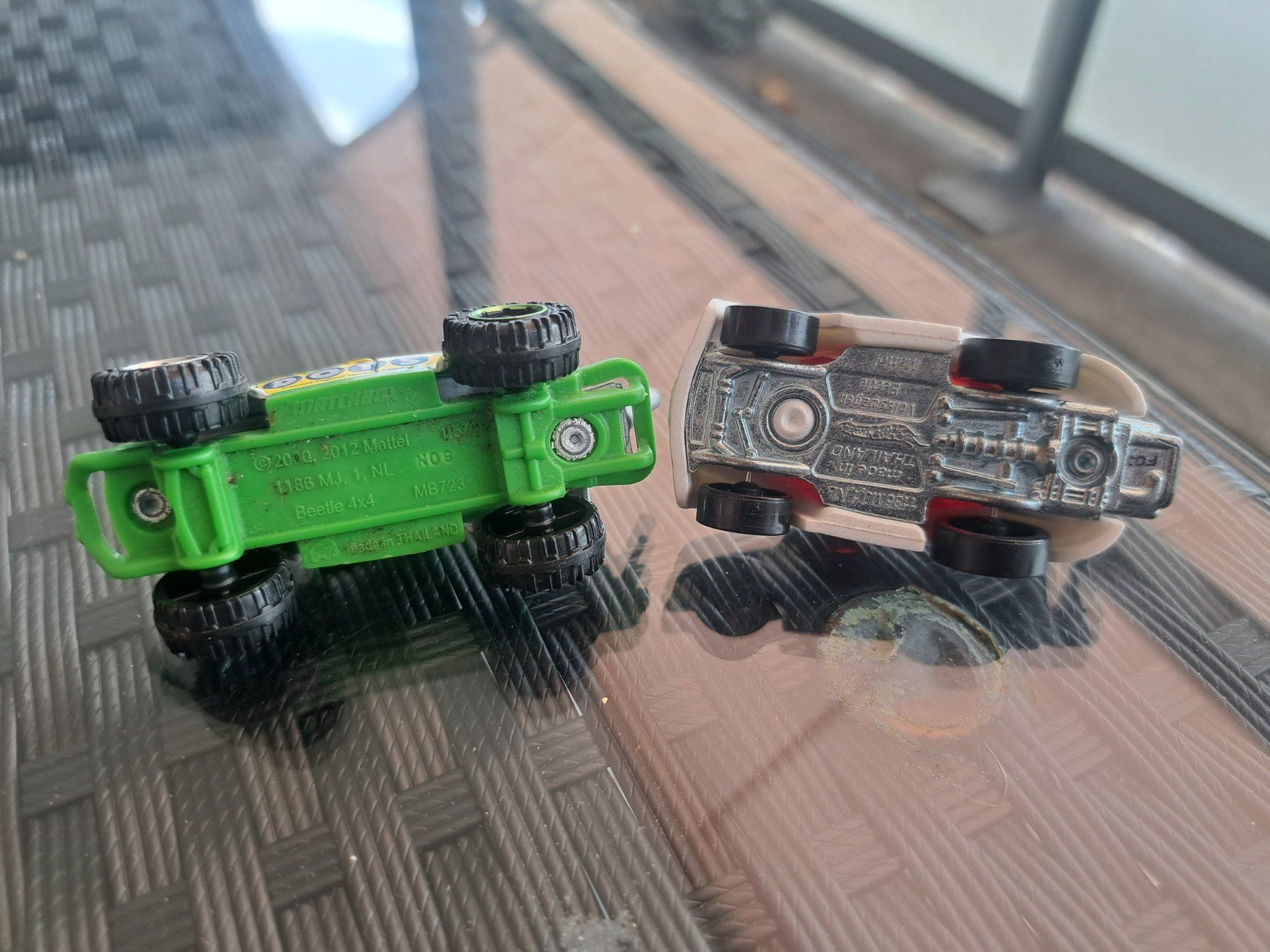 Hot Wheels Voitures modèles: 2x Hot Wheels Käfer ab 8.- – D'occasion à Emmenbrücke par bikesandmore75 3