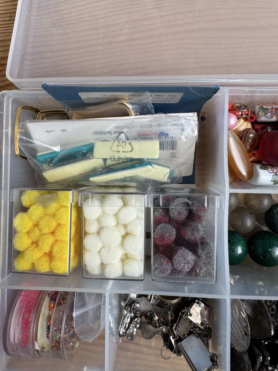Kit bricolage: Bastelbox mit verschiedenen Perlen etc. – Usato da Solothurn venduto da sim_l6lb 2