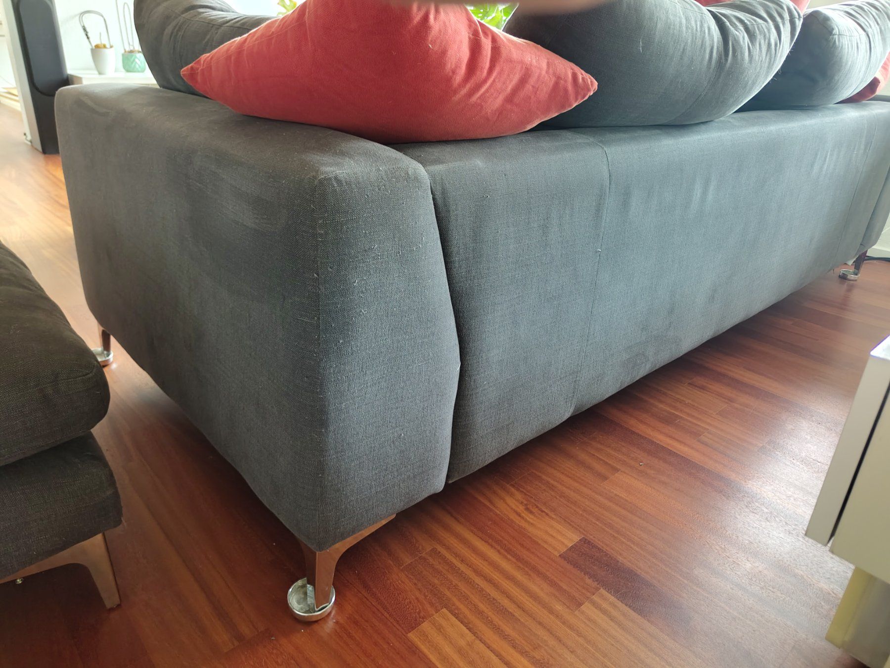 Sofas: Grey Sofa with ottoman and red pillows – Gebraucht aus Dübendorf von Bob_in_Zurich 4