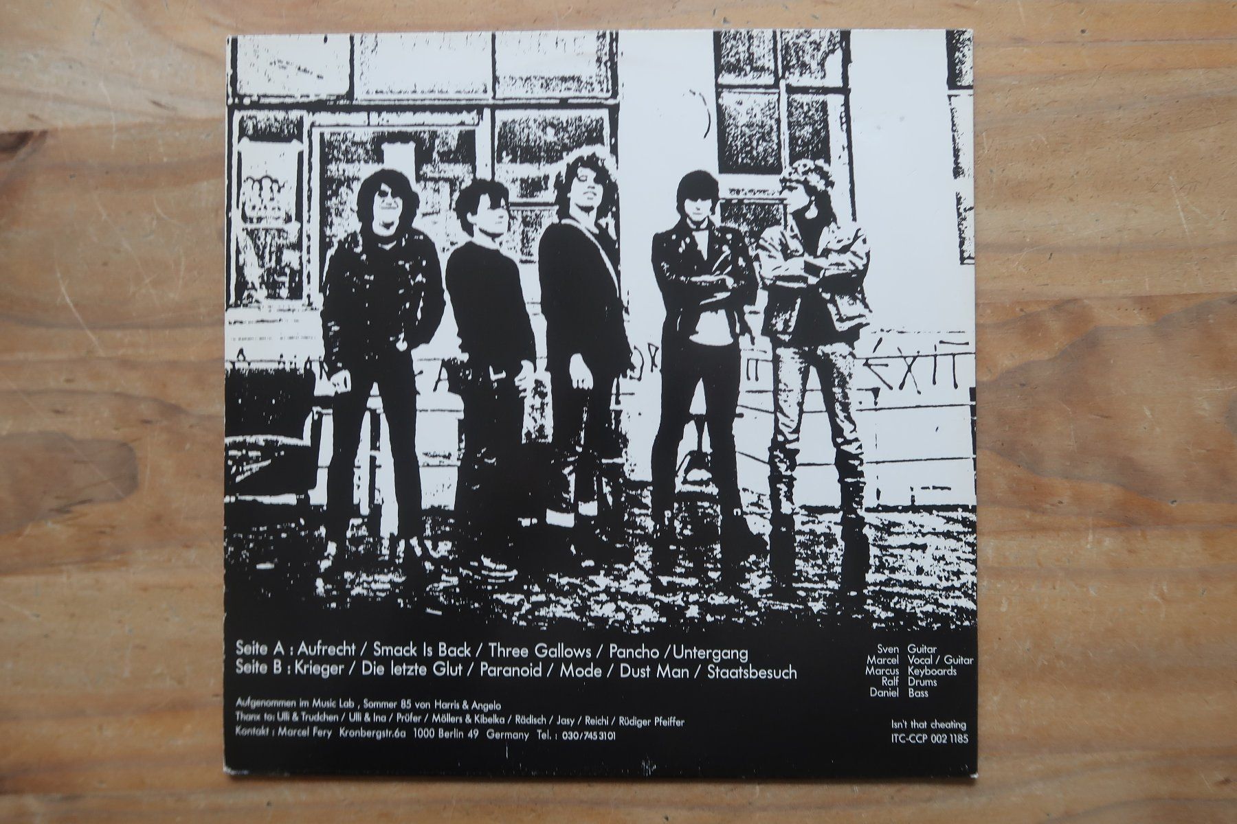 Dischi in vinile: CERESIT - THREE GALLOWS - PUNK - ROTES VINYL LP – Usato da Basel venduto da Patiscat 1