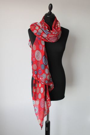 Foulard neuf ressemble à Desigual