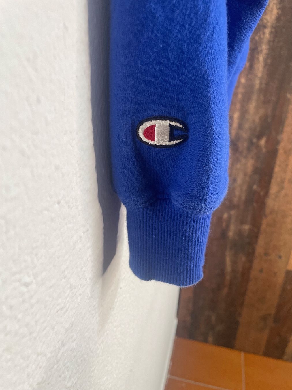 Champion Pullover & Sweatshirts: Champion Sweatshirt hell blau M. – Gebraucht aus Capolago von LA.BOTTEGA 2