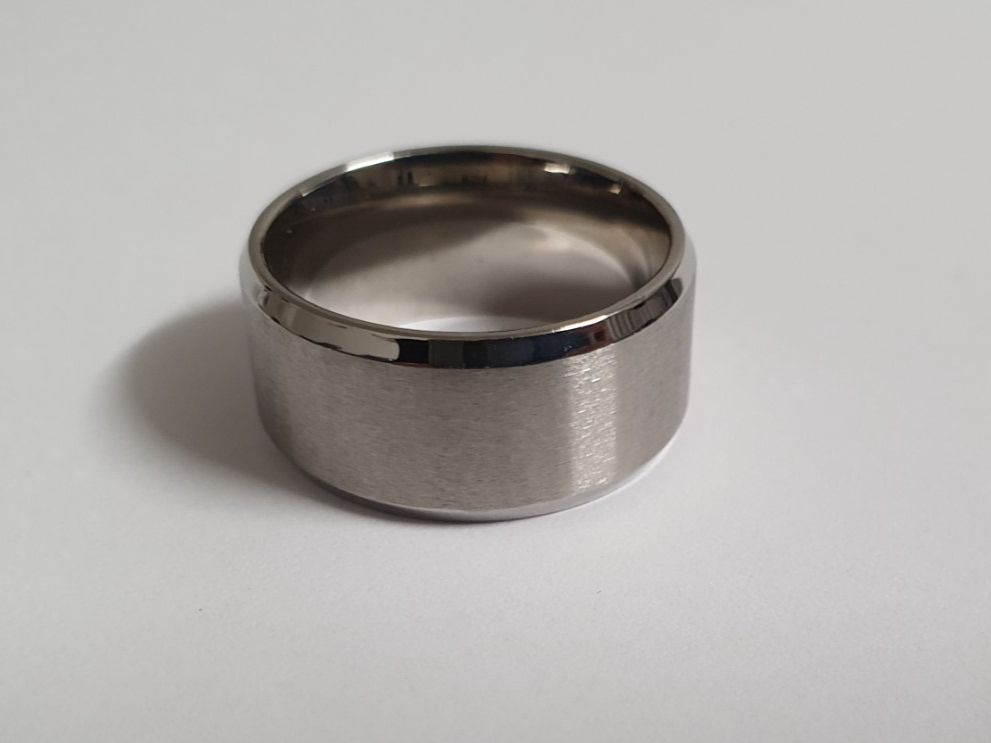 Anelli: Herren Ring chrom / silbrig matt Gr. US 8- – Nuovo (secondo la descrizione) da Kreuzlingen venduto da RahMal