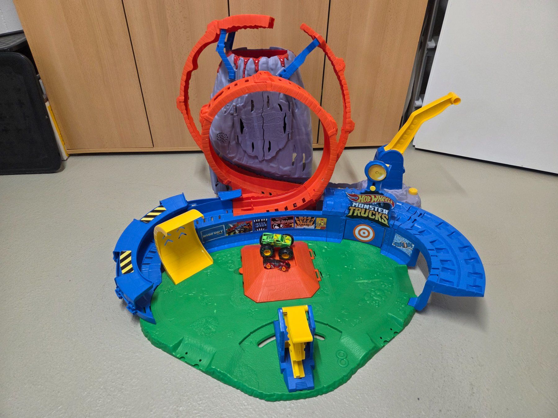 Hot Wheels Spielzeuge: Hot Wheels Monster Trucks Bahn T-Rex Vulkan Arena – Gebraucht aus Hausen AG von roschweizer