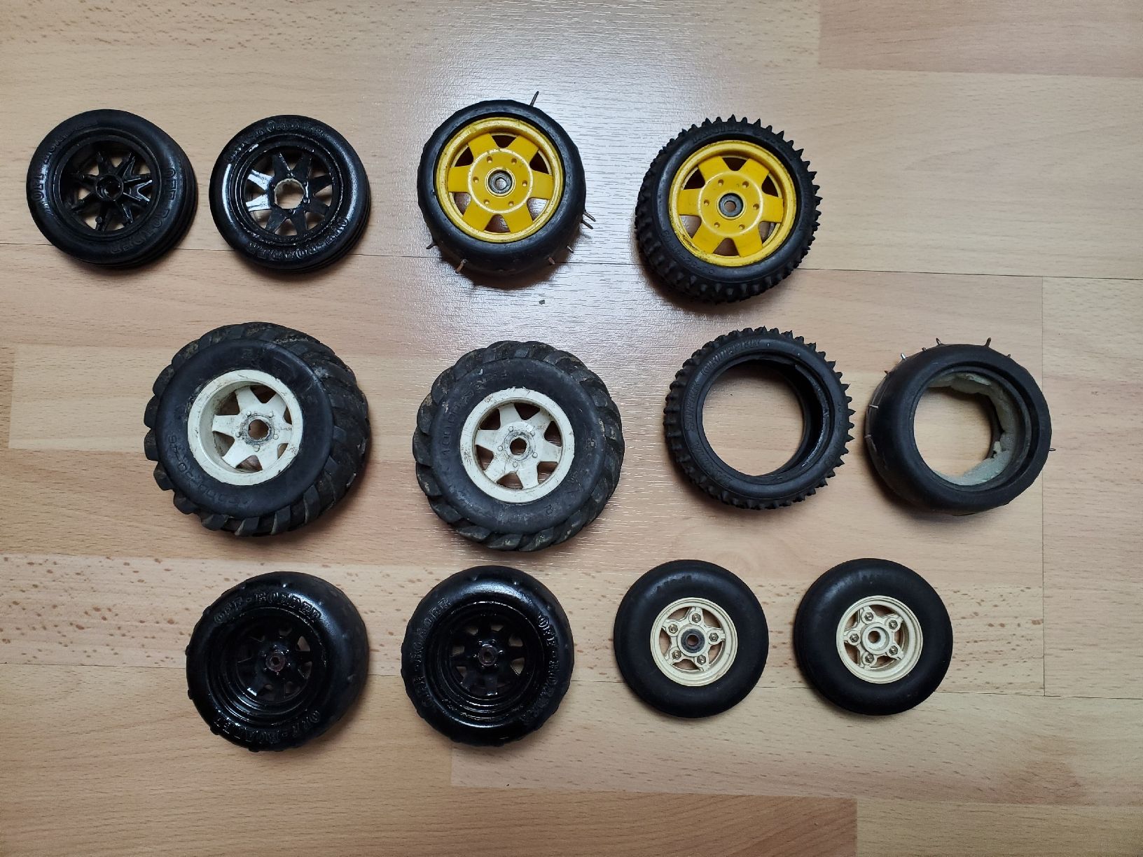 Modellismo RC: RC Reifen Set, verschiedene Marken – Usato da Lanzenhäusern venduto da Ulika