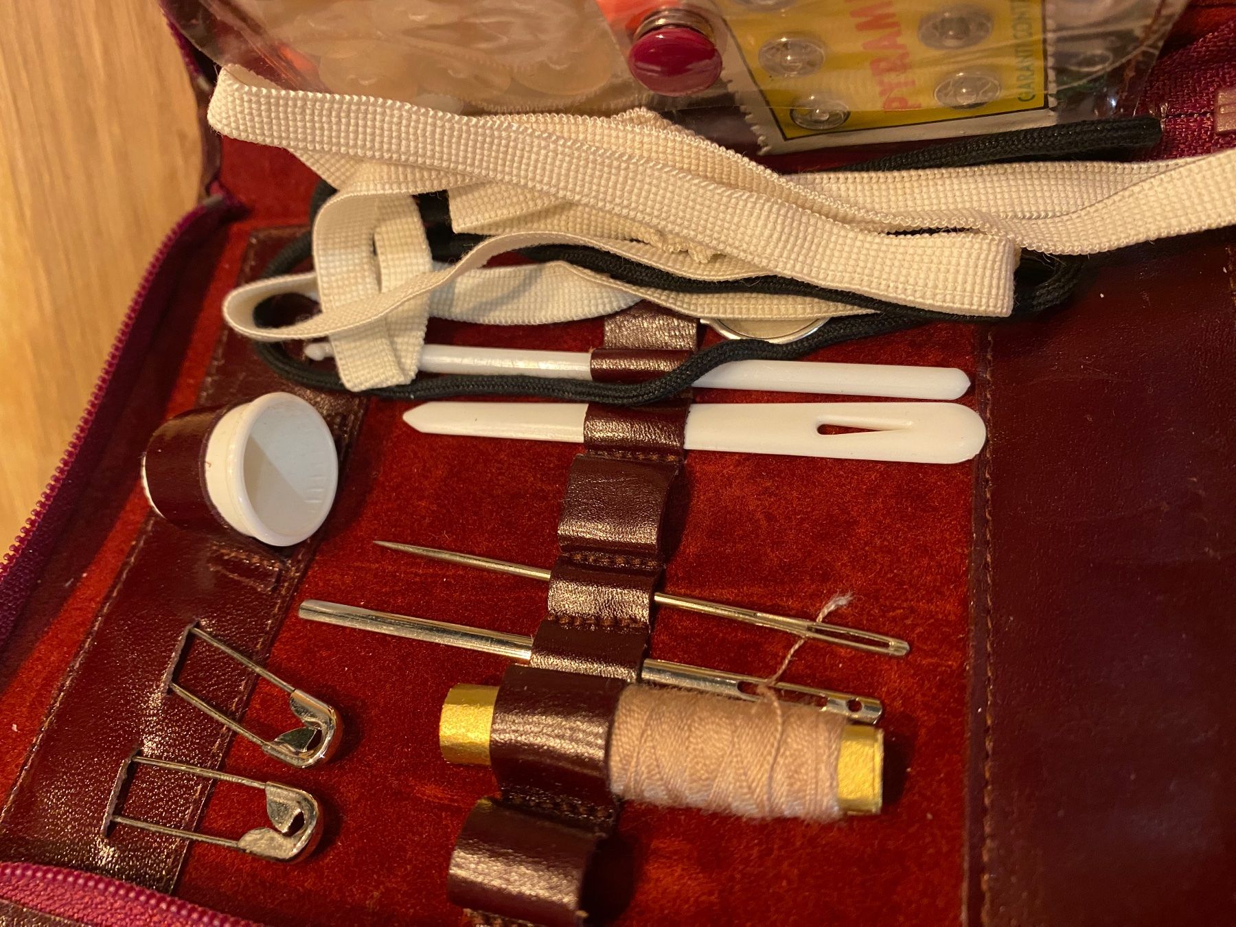 Sonstiges zum Basteln & Handarbeiten: 2 Nähetui mit Nähzubehör Vintage – Gebraucht aus Pratteln von a23_j2gs 3