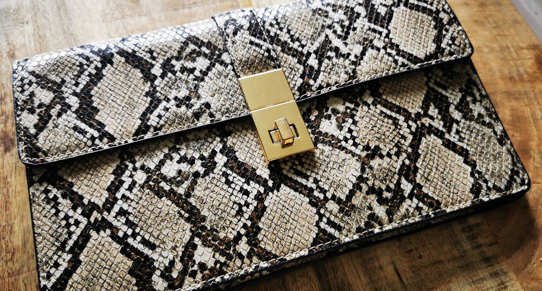 Taschen für Damen: Clutch / Umhängetasche im Snake Look – Gebraucht aus Wettingen von JasminL92 3