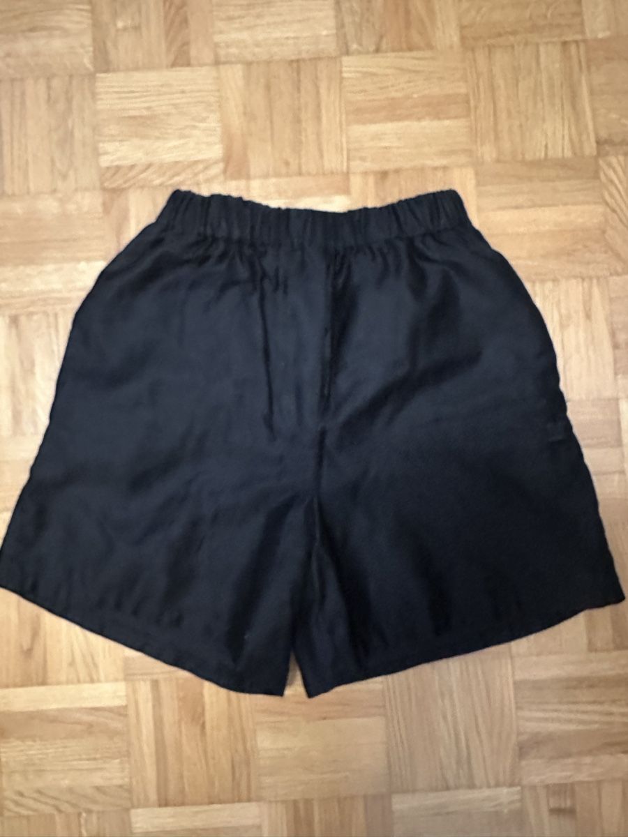 Max Mara Pantaloni: MaxMara oversized Shorts mit Gummizug – Nuovo (secondo la descrizione) da Meisterschwanden venduto da fulLhouse21