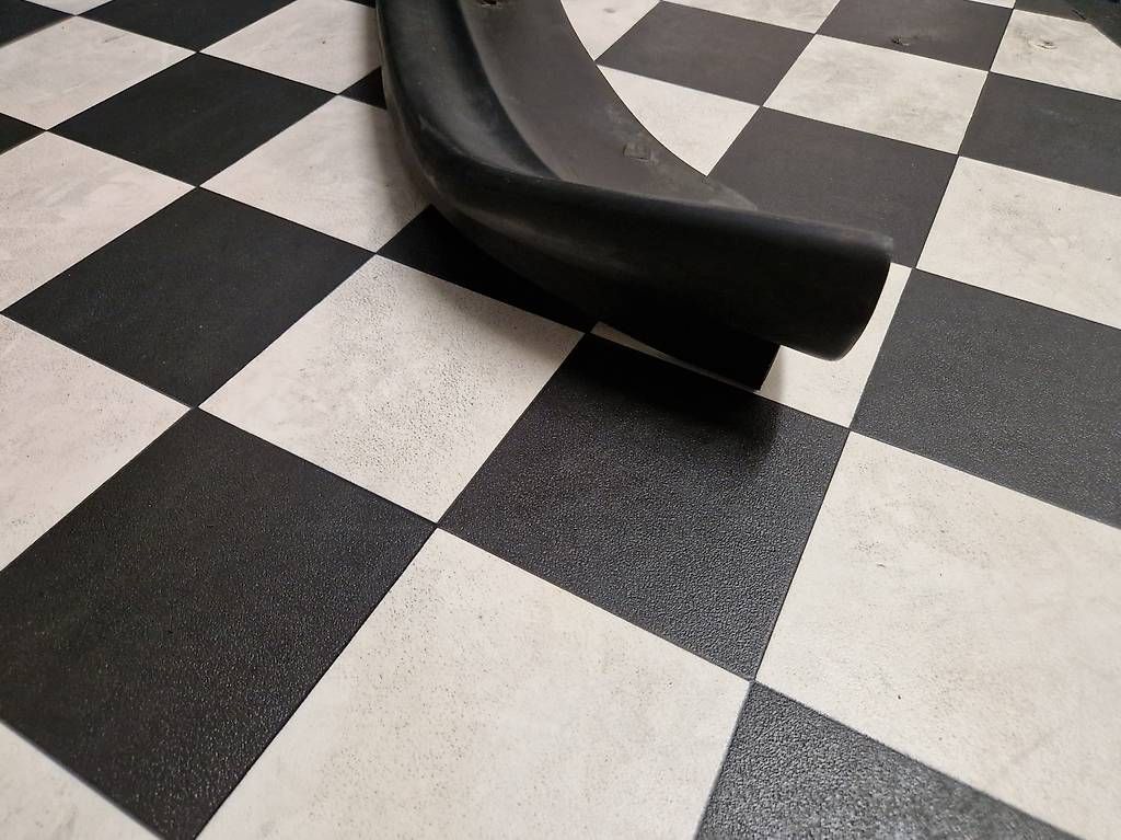 BMW Tutti pezzi di ricambio auto: BMW E91 Frontspoiler, Frontlippe aus Gummi, ohne M  Paket – Usato da Mels venduto da Schneider9 3