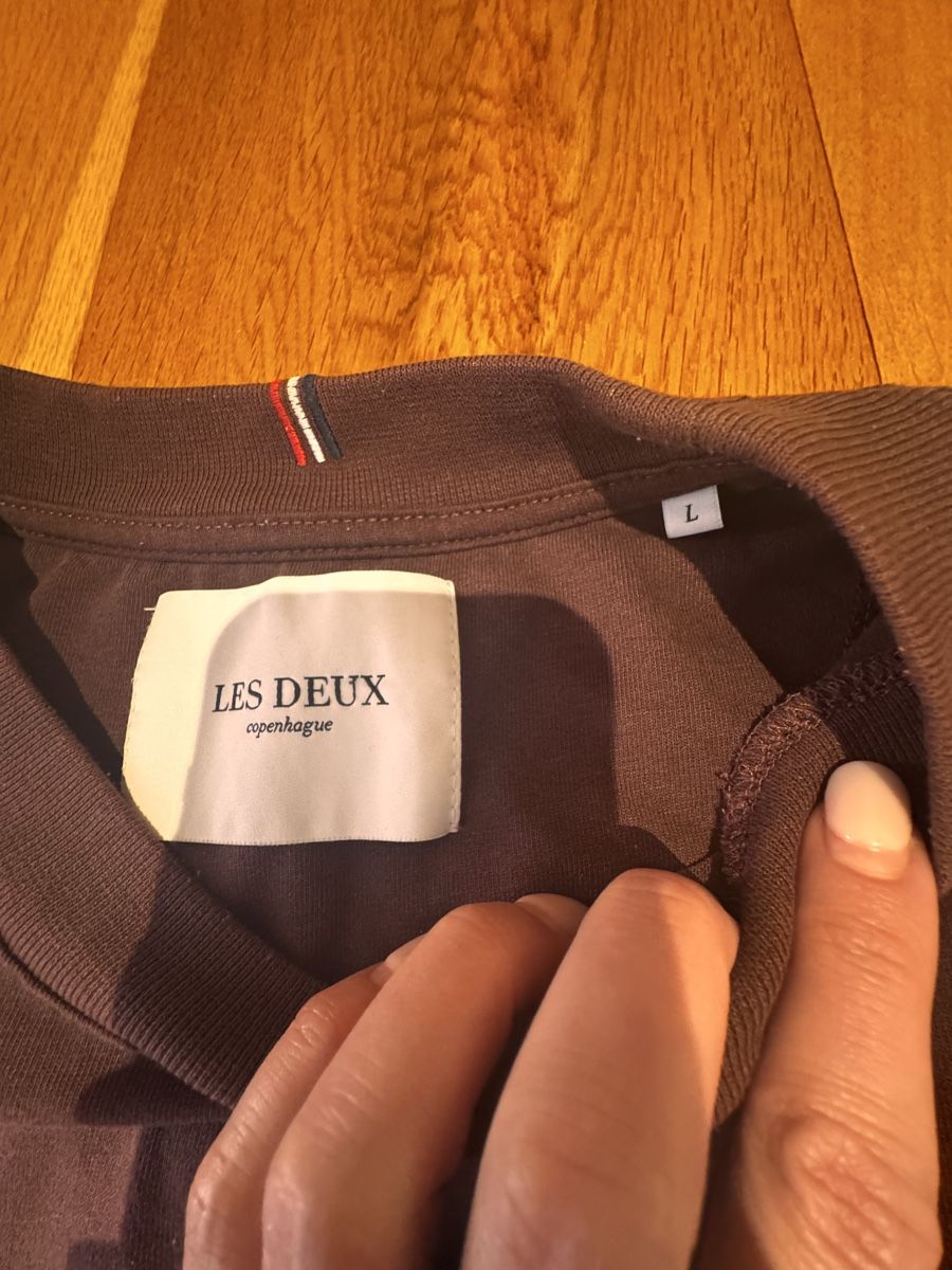 T-Shirts: Les Deux crew neck Tshirt bordeaux – Gebraucht aus Klosters von jewelsy 2