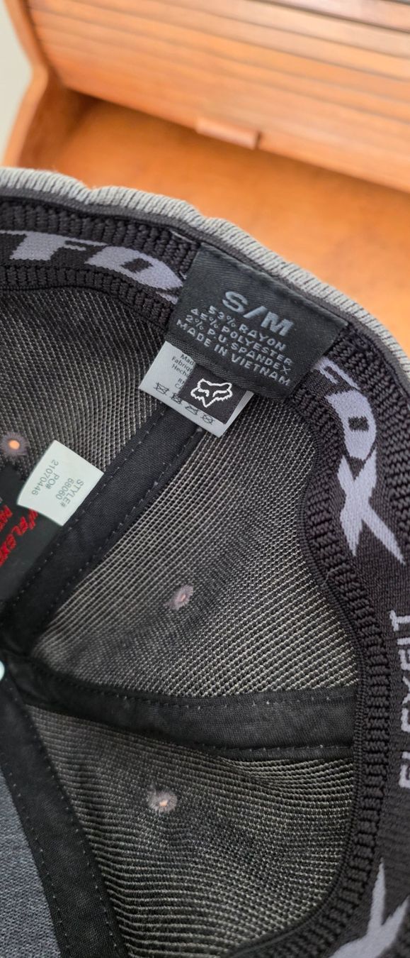 Altro in  Abbigliamento & Accessori: FOX Racing Flexfit Cap S/M Grau | Gesticktes Logo – Usato da Biel/Bienne venduto da Popoff1 3