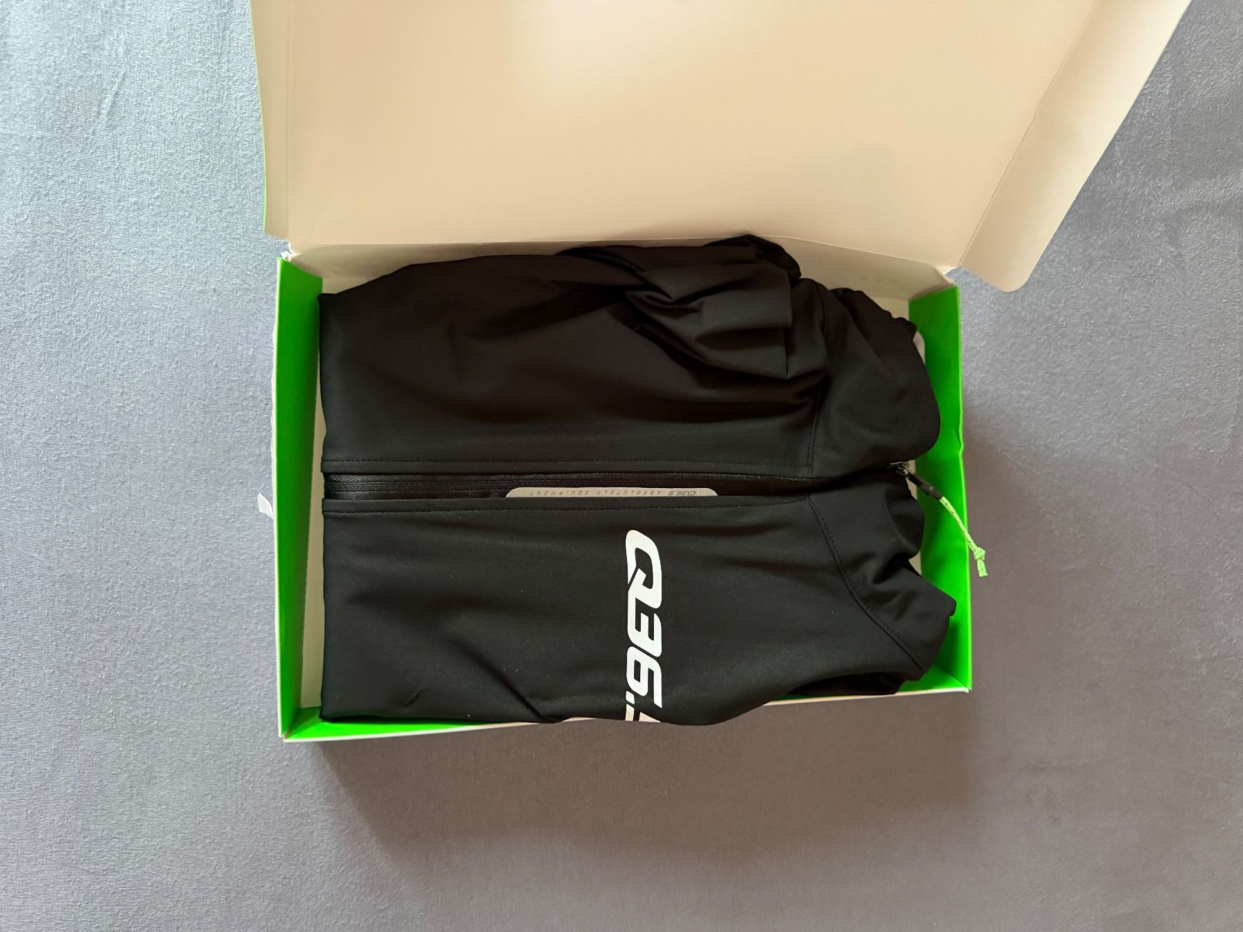 Leibchen & Hosen: Q36.5 Bat Shell Short Sleeves Black Neu – Neu und originalverpackt aus Weiningen TG von Cycling02 2