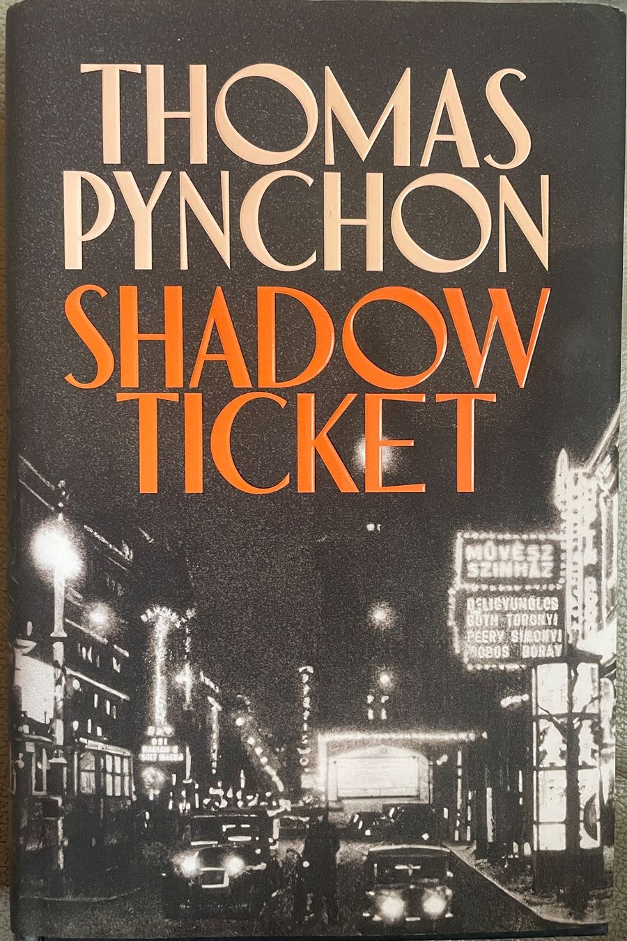 Libri: SHADOW TICKET - THOMAS PYNCHON - HARDCOVER - ENGLISCH - NEU – Nuovo (secondo la descrizione) da Buchs AG venduto da fischli610