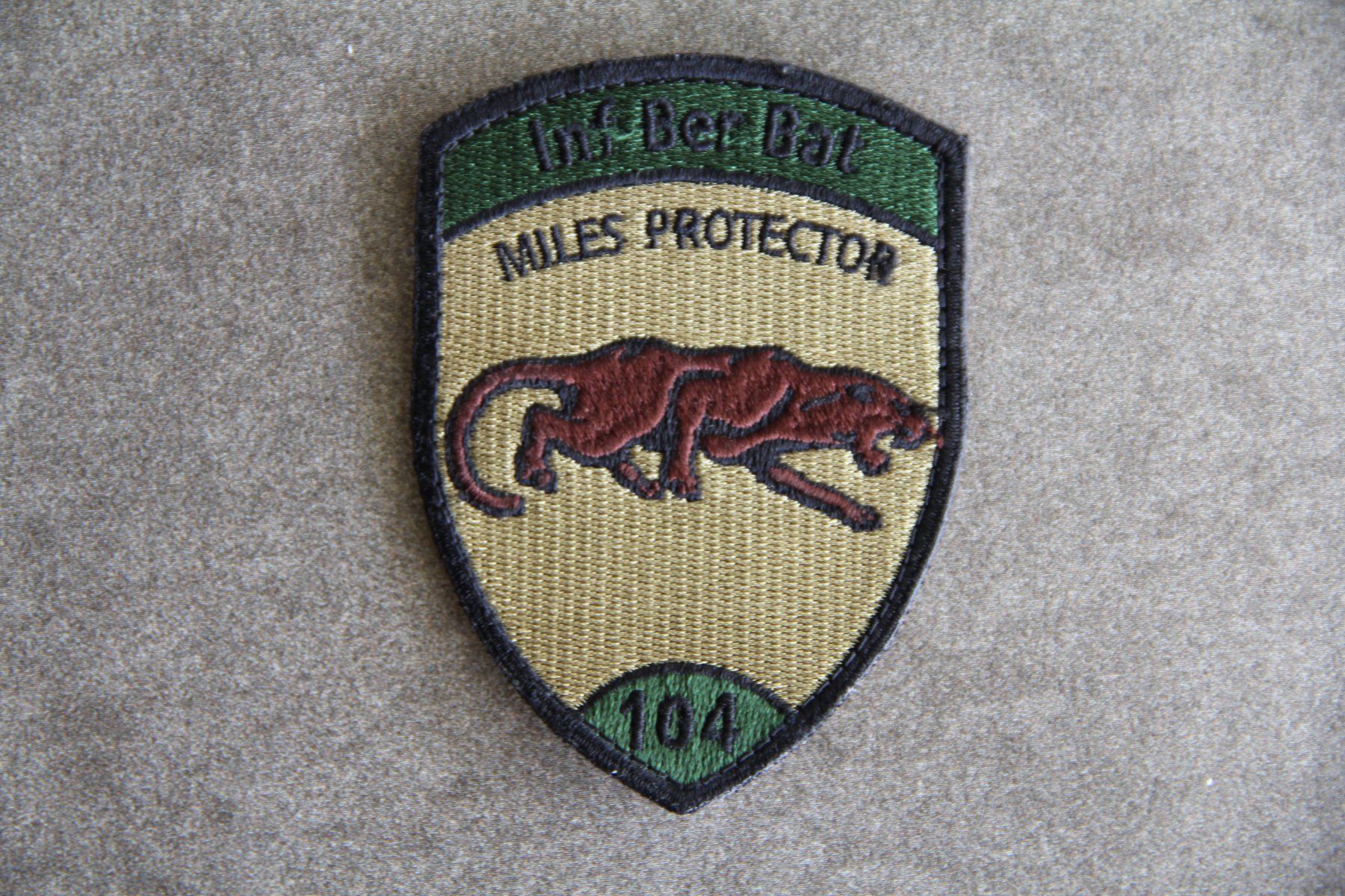 Schweizer Armee Placchette & Badge: Inf Ber Bat 104, Miles Protector, Badge mit Klett – Usato da Belp venduto da Tomsek