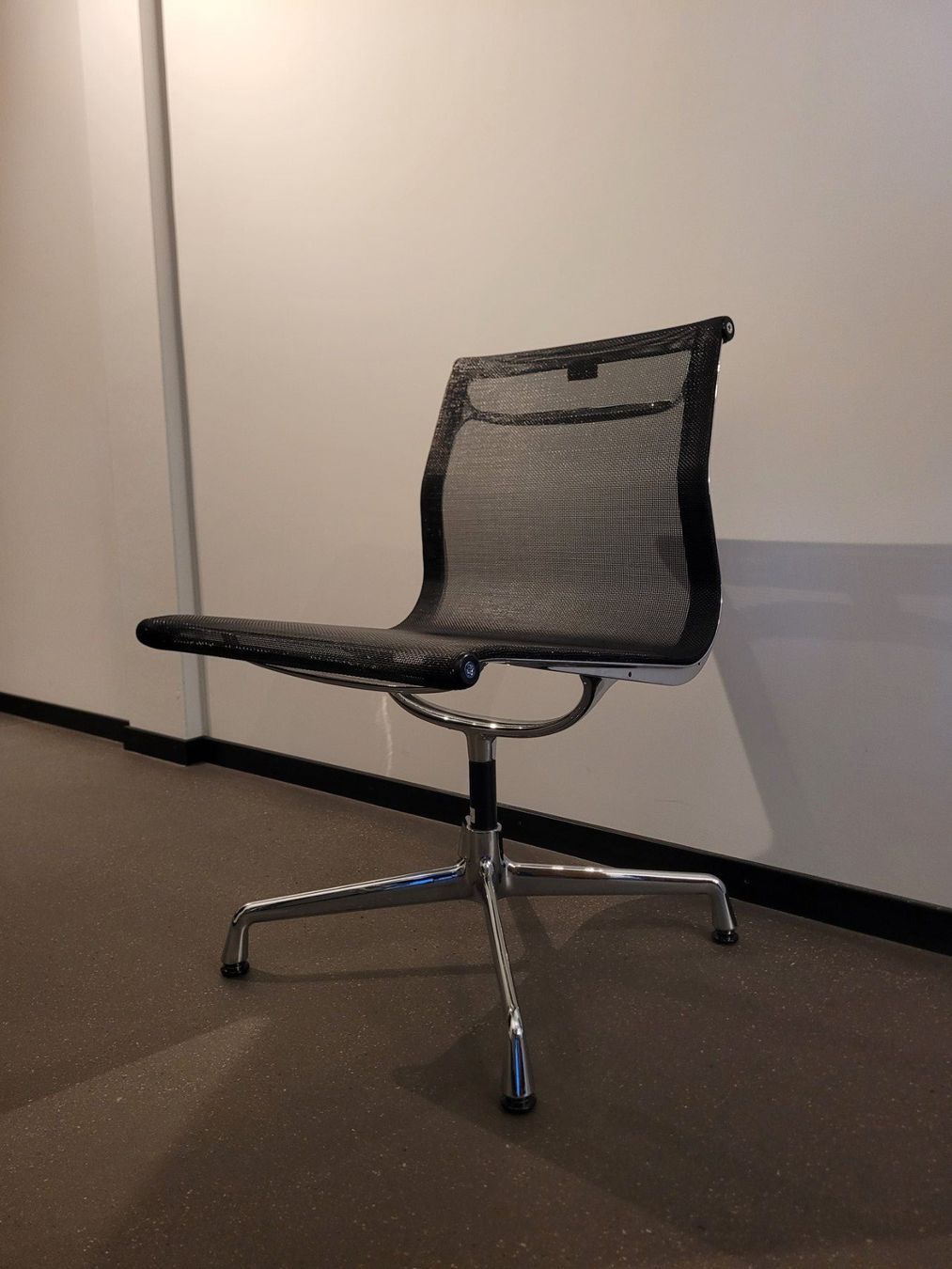 Vitra Sedie: Vitra Aluminium Chair EA105 – Usato da Zürich venduto da baumgartner01