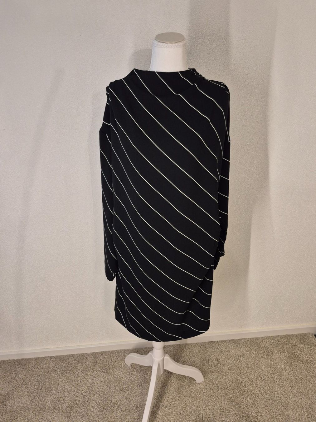 H&M Kleider: H&M Kleid, gestreift ,Grösse XL, NEU – Neu und originalverpackt aus La Neuveville von Vestiaire_2011 3