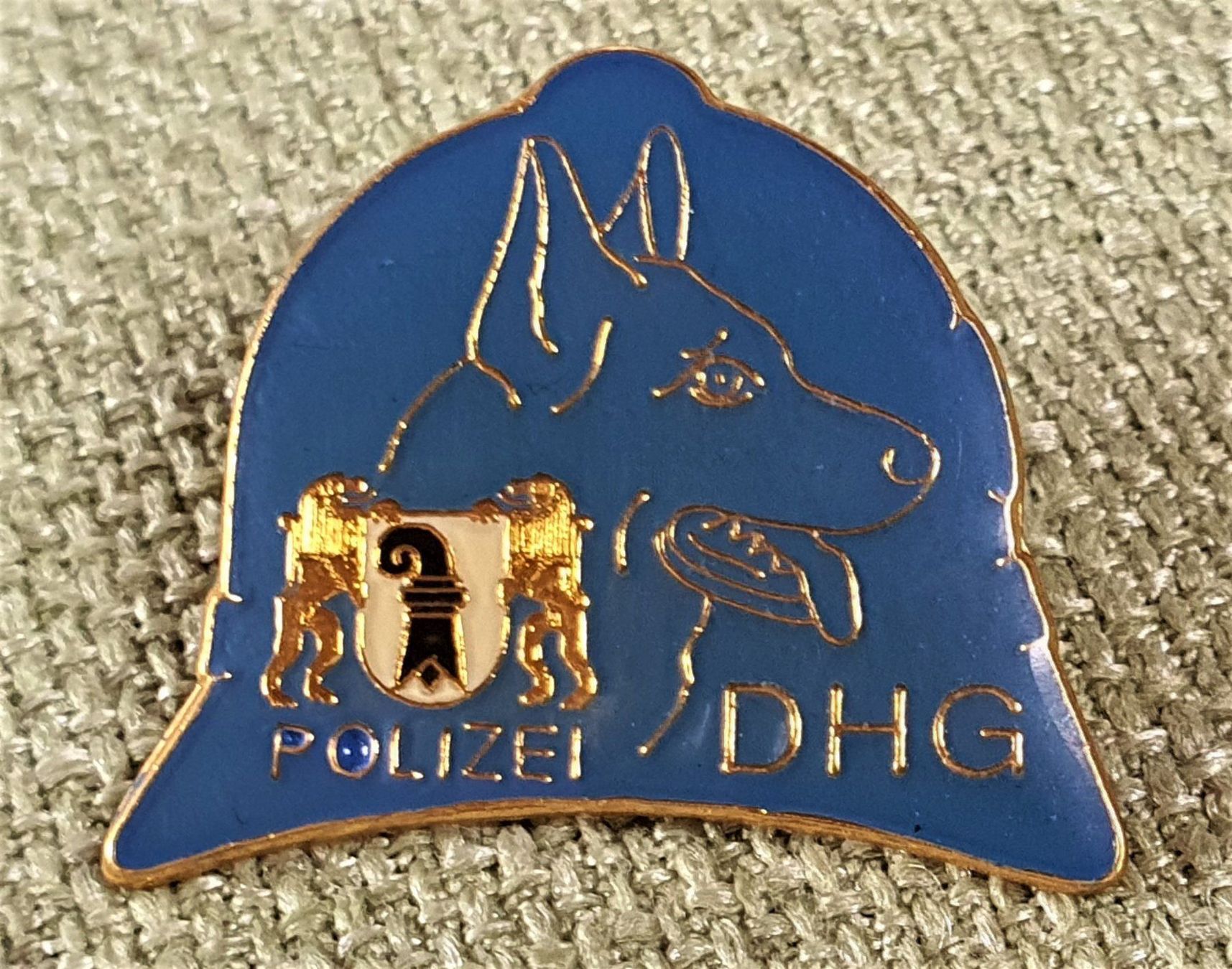Placchette & Badge: D694 - Pin Basler Polizei Hund DHG – Usato da Reinach BL venduto da Boston-Verkauf