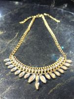 Collana color oro con pietre bianche nuova