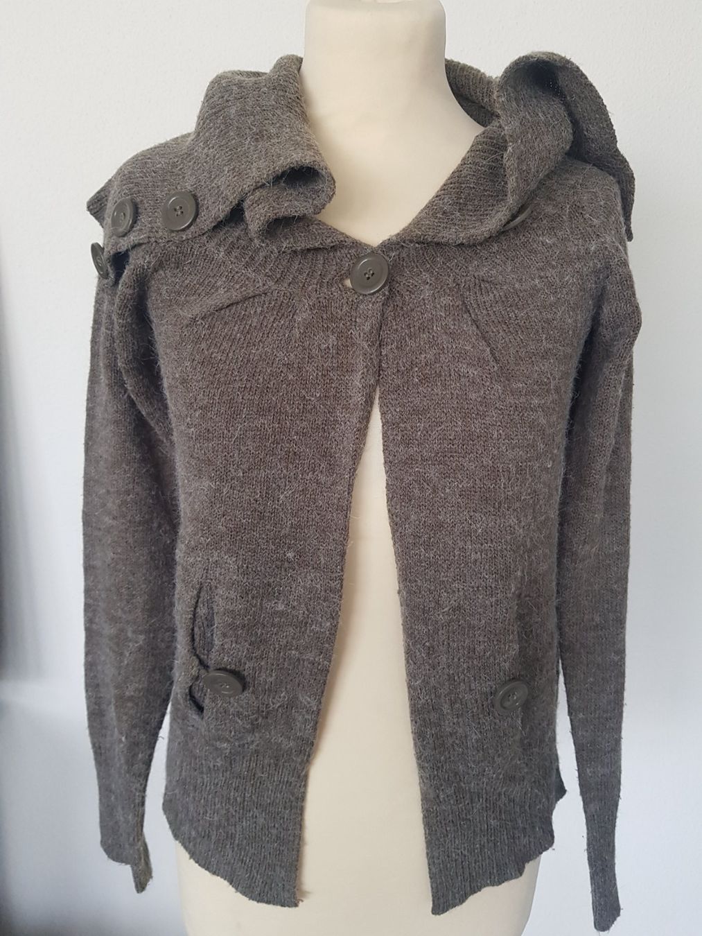 Only Giacche: DAMEN STRICKJACKE VON ONLY – Usato da Root venduto da LifestyleAccessoires