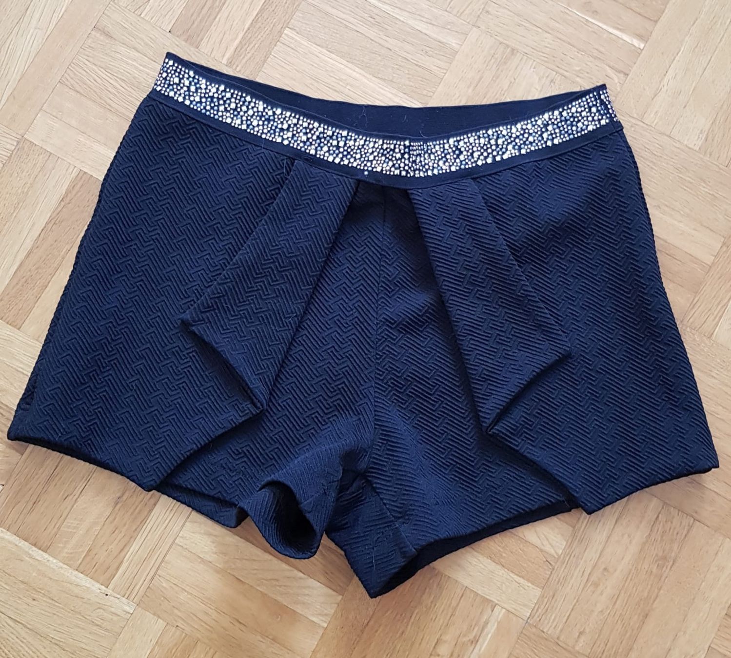 Pantaloni: Short noir taille M noir à bordure dorée – Nuovo (secondo la descrizione) da Versoix venduto da aline_b