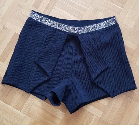 Short noir taille M noir à bordure dorée