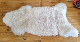 Schaffell, weich und flauschig, mit Rissen