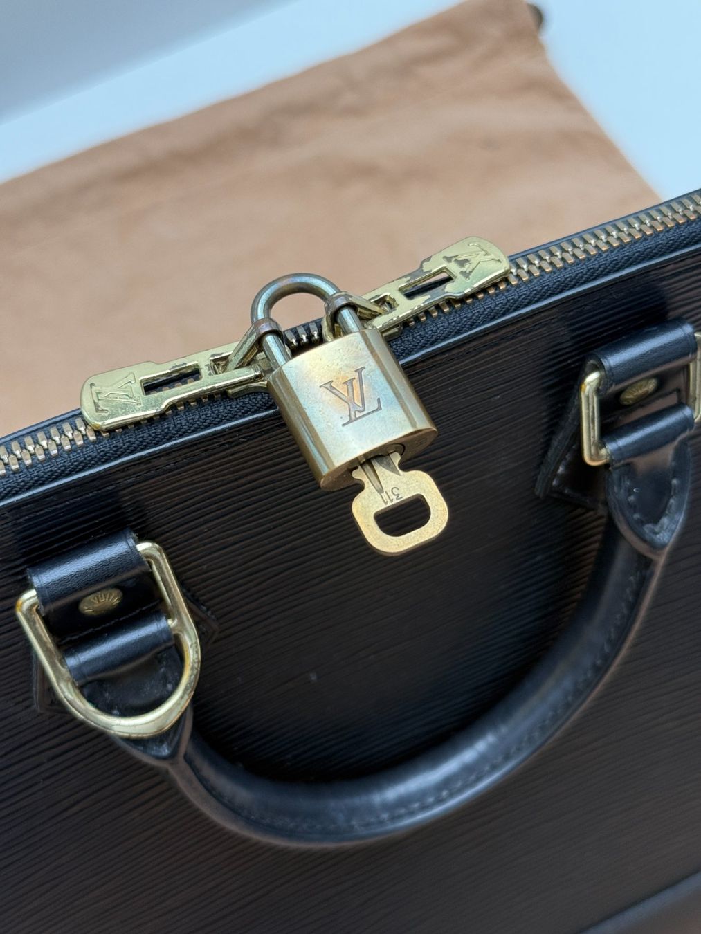 Louis Vuitton Borse da donna: Classique Louis Vuitton Alma Epi PM + cadena, clé, dust bag – Usato da Genève venduto da rosebud635 4