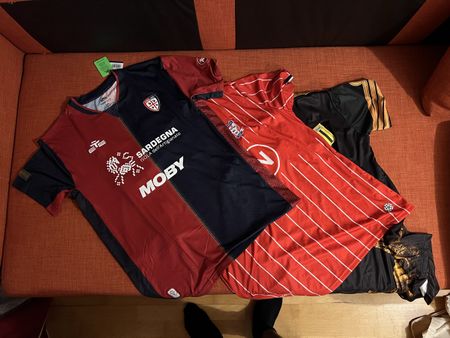 3 Fussball Trikots