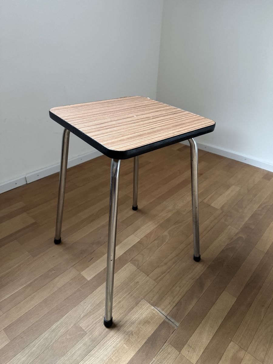 Sgabelli: Retro wood-look laminate stool – Usato da Basel venduto da chuckjr