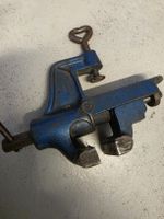 Schraubstock blau Metall gebraucht ca. 7cm Spannweite