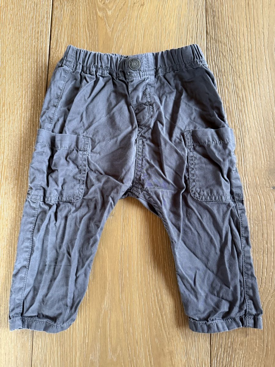 H&M Pantaloni: Graue Sommerhose Grösse 74 – Usato da Pragg-Jenaz venduto da gobrist