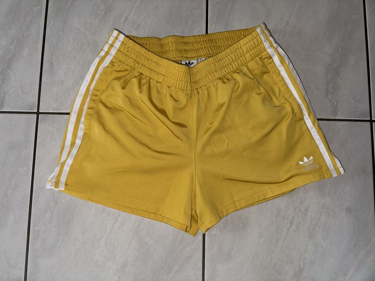 Adidas Pantalons: Adidas Shorts Damen gelb – Neuf (Voir description) à Hergiswil NW par kaufe_bei_kaufmann