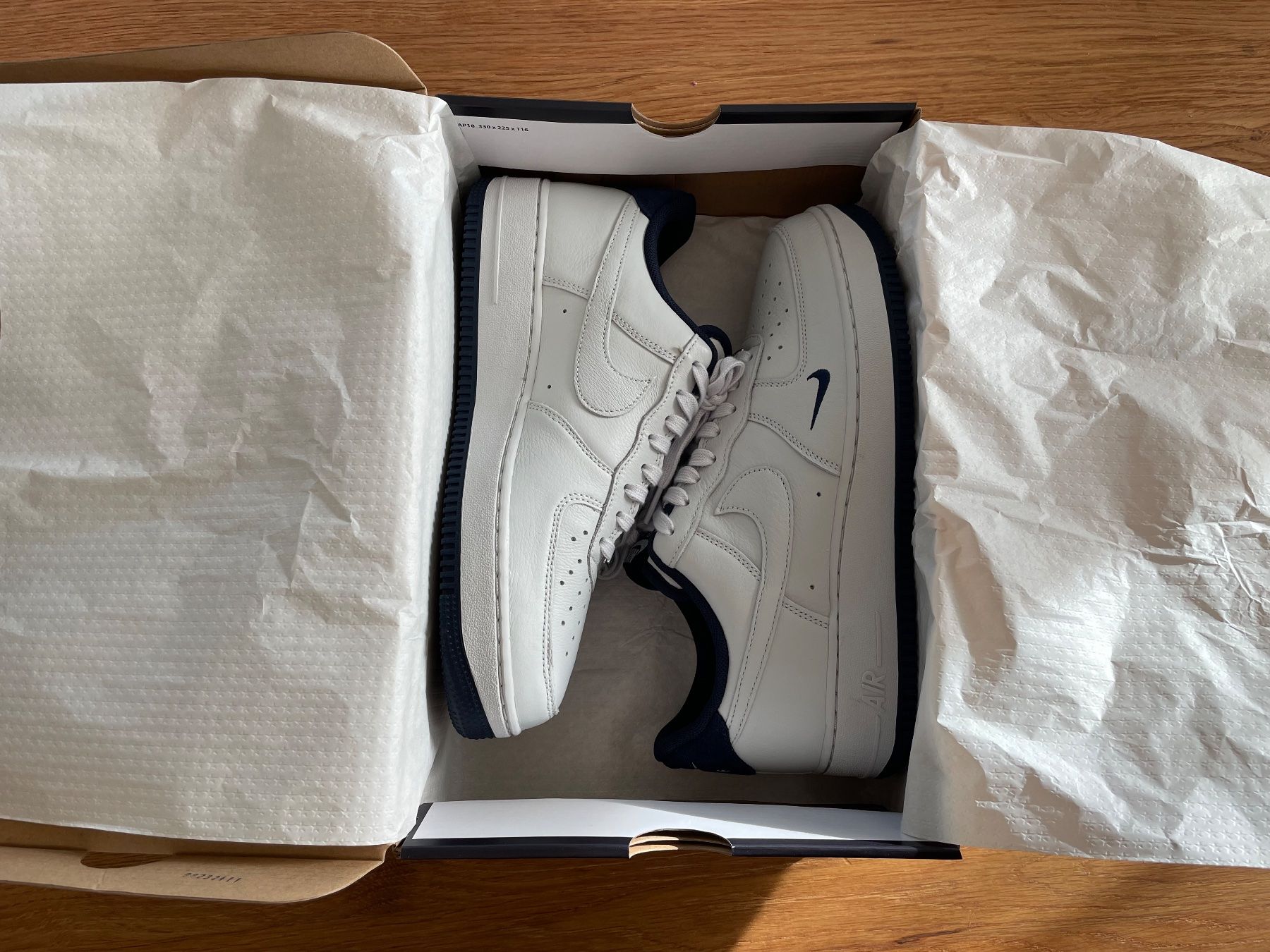 Nike Scarpe da uomo: Nike Air Force 1 LV8 Photon Dust 42.5 – Nuovo e nell'imballaggio originale da Allschwil venduto da Blumergg