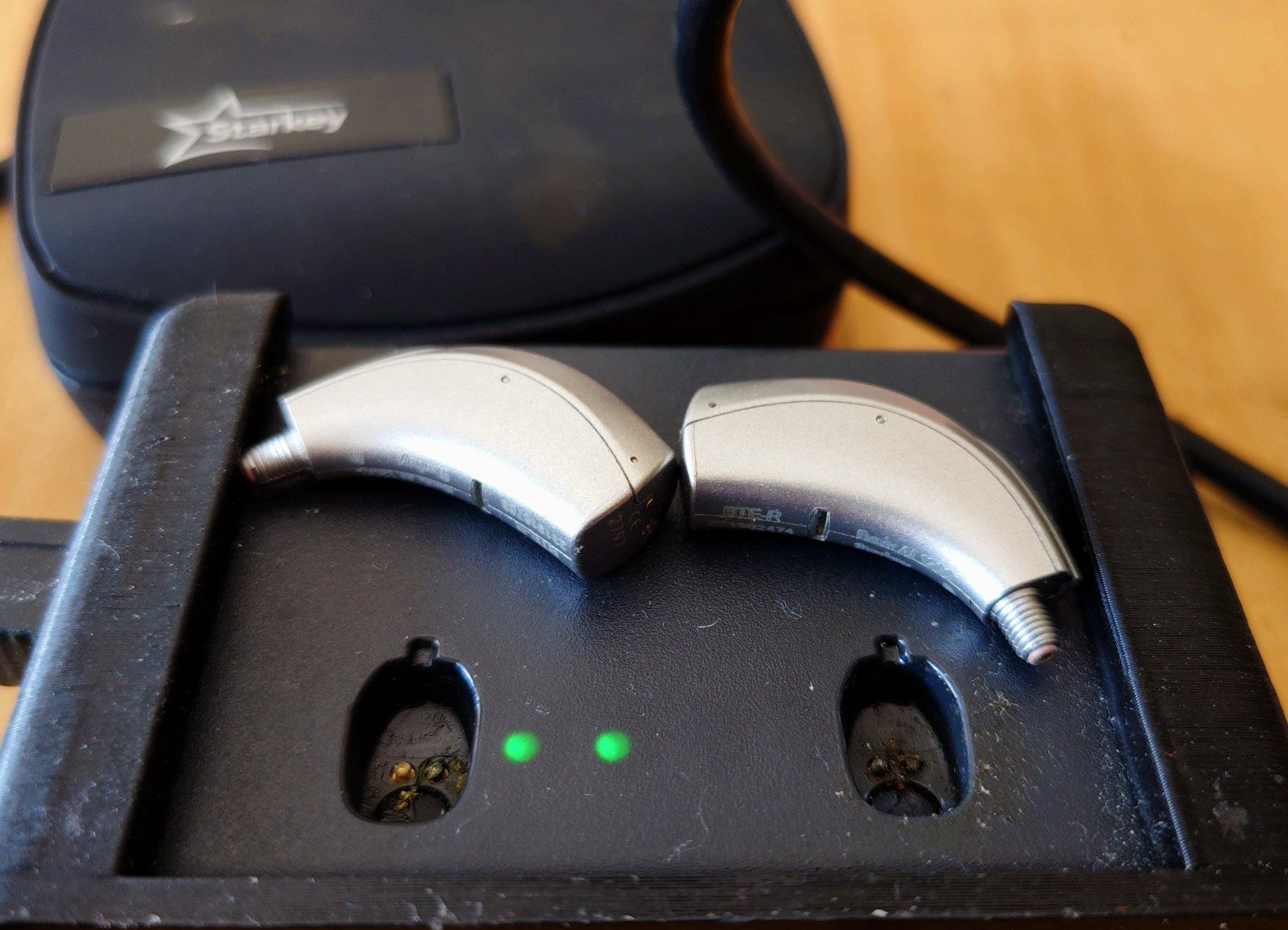 Medizinische Geräte: Hörgerät STARKEY Evolv AI 1200 BTR - mit Ladegerät – Gebraucht aus Allschwil von Swisstoybox