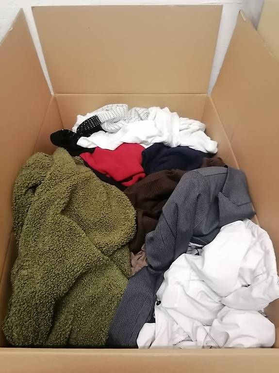 Lotti di vestiti: Flohmi: Diverse Kleider, Schuhe, Shirts, Pullis, etc. – Usato da Nänikon venduto da Manta87 4
