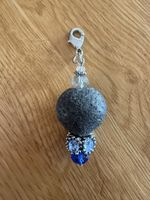Anhänger blau und schwarz