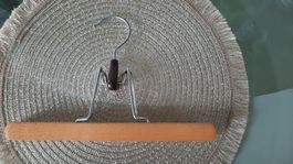 18 Hosenbügel aus Holz mit Metallclip