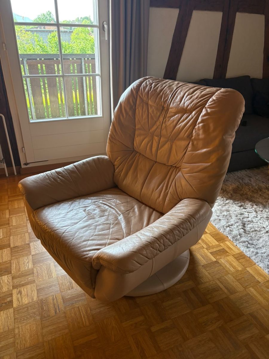 Poltrone: Ledersessel mit Hocker beige Drehstuhl gebraucht – Usato da Baar venduto da lupatropic