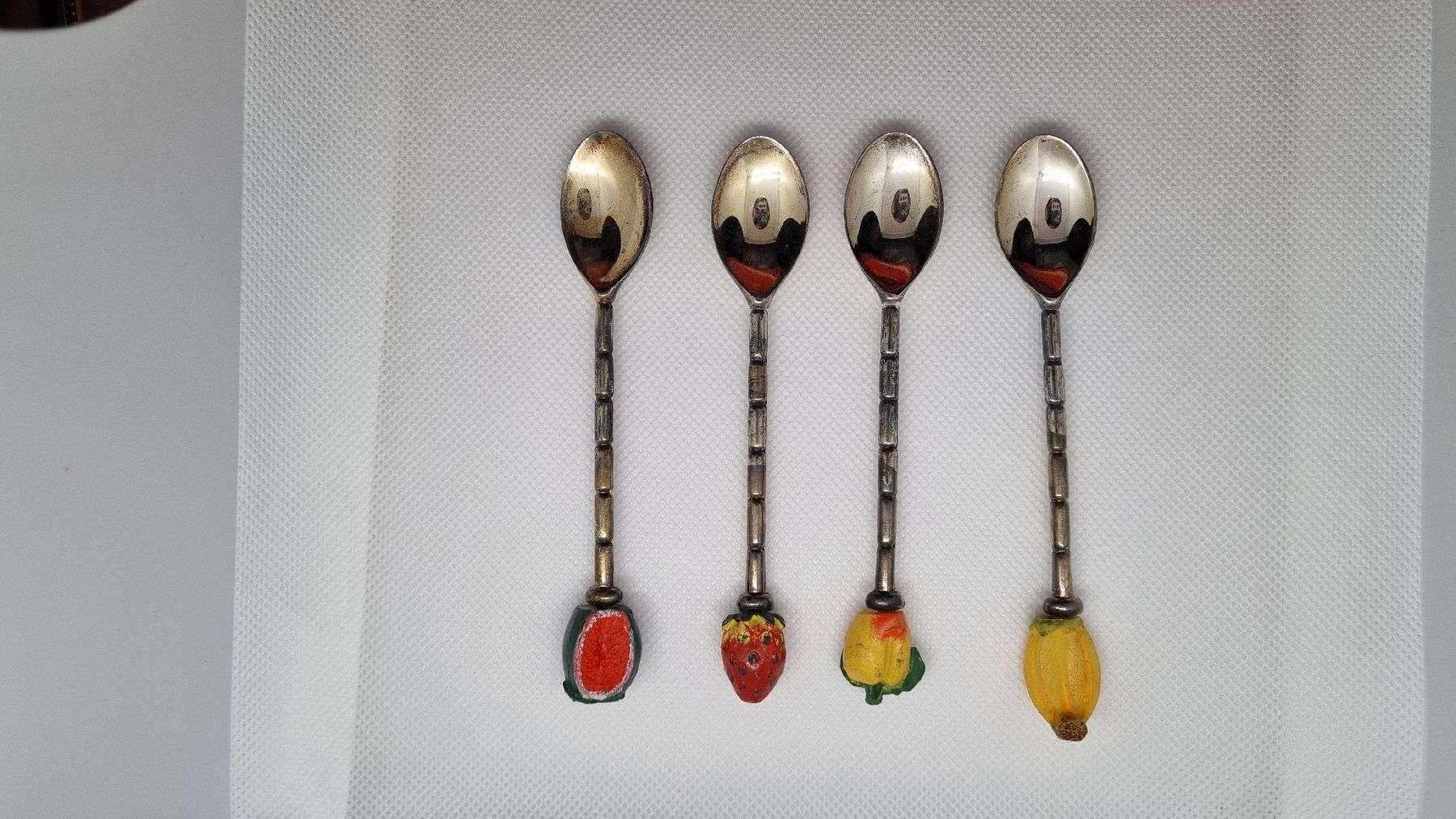 Cucchiai: 4 Silber Kaffeelöffel Früchte Dekor – Usato da Lyssach venduto da Edelweiss3000