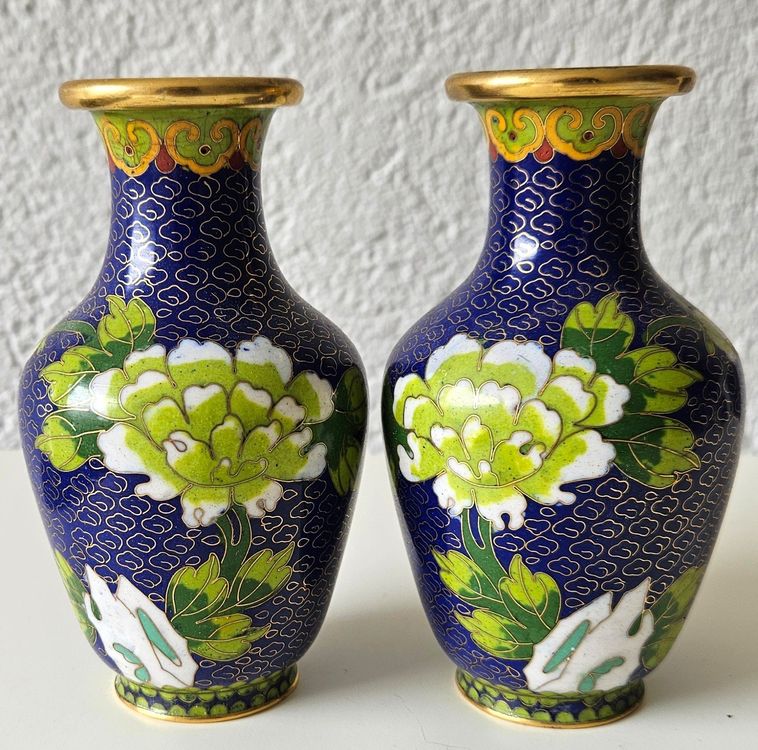 Paire de vases en émail chinois de taille exceptionnelle En vente sur