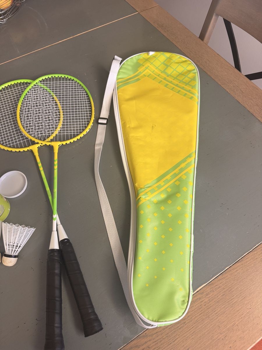 Racchette: Badminton Set 2 Racquets 2 Shuttlecocks Bag Great Summer Fun – Usato da Zug venduto da Arina2 1
