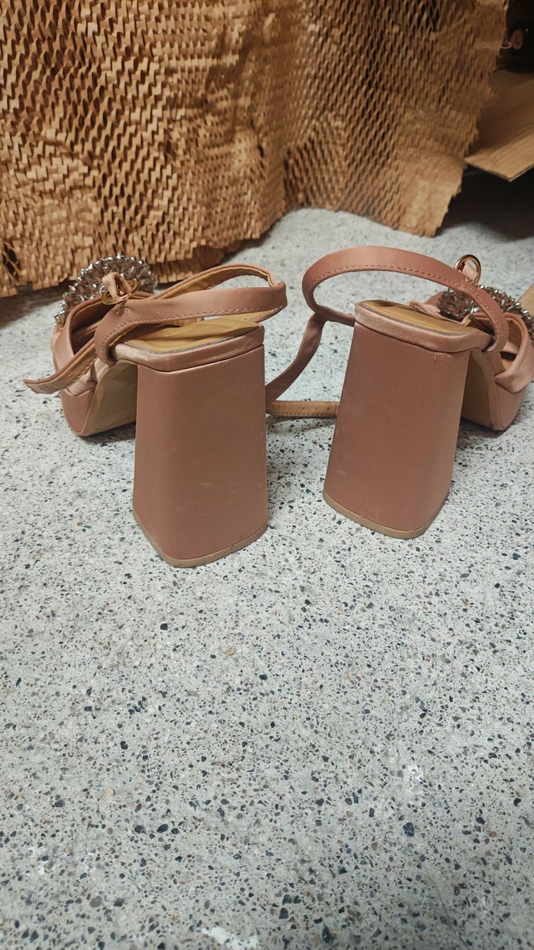 H&M Scarpe da donna: Sehr beeindruckend Satinsandalen – Usato da Thalwil venduto da hri_s2bq 3