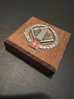 Schweizer Armee Auszeichnung Holzsockel, Wanddeko Rarität!