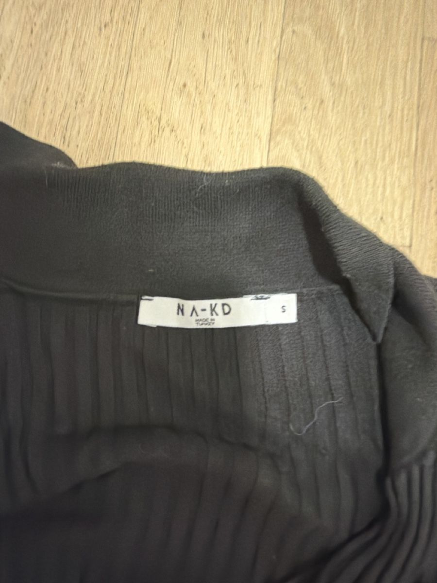 Vestiti: NA-KD Rippstrickshirt schwarz, Grösse S – Usato da Effretikon venduto da MaisonNade 1