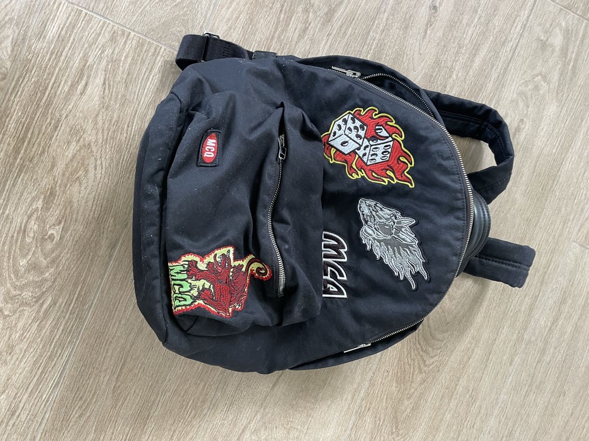 Zaini: Alexander McQueen Black Backpack Bag with Patches – Usato da St. Gallen venduto da sgs_y5j7